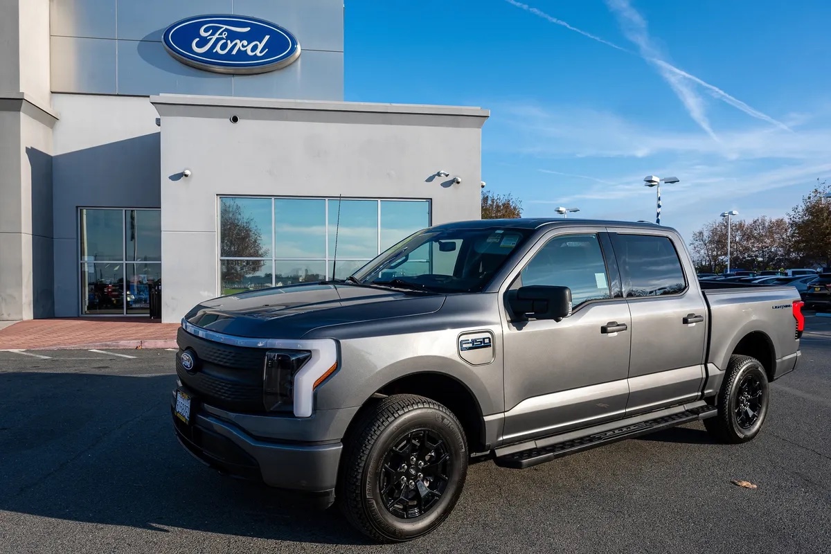 <i>Một chiếc Ford F-150 Lightning đời 2025 tại một đại lý ở Mỹ. Ảnh: Bloomberg.</i>