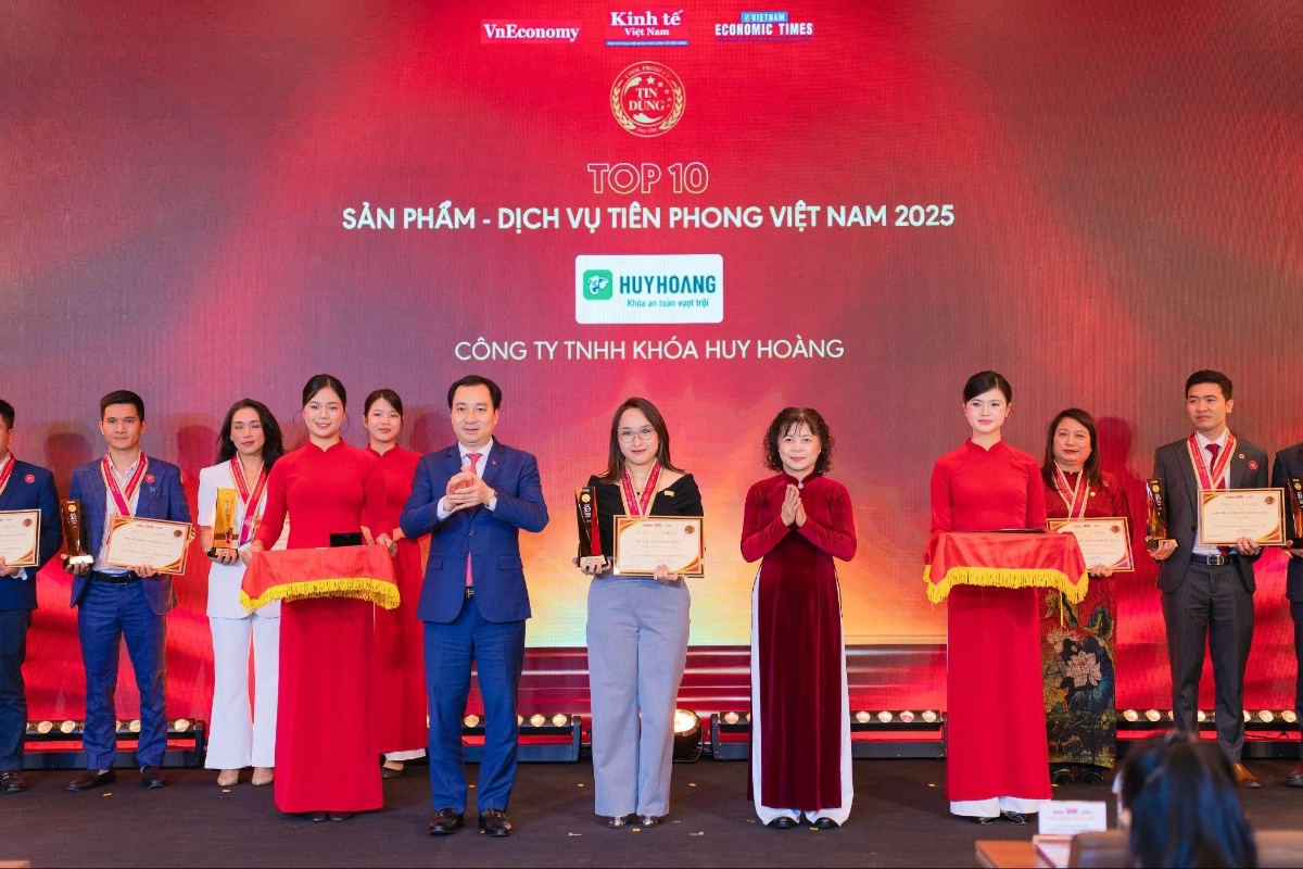 Khóa Huy Hoàng được vinh danh “Top 10 Sản phẩm - Dịch vụ Tiên phong 2025”.