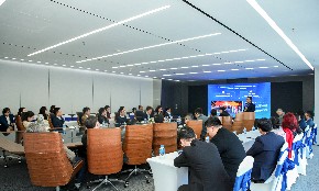 Ông Đặng Tùng Sơn, Phó Chủ tịch SVP/Giám đốc Chiến lược CMC chia sẻ tổng quan về năng lực của CMC trong việc cung cấp các sản phẩm dịch vụ hạ tầng số cho chuyển đổi AI
