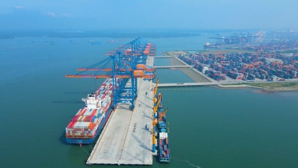 Trong tương lai, việc hình thành thêm các cảng trung chuyển như Cần Giờ hay Cái Mép Hạ sẽ mở ra cơ hội để tối ưu thiết kế hạ tầng ngay từ đầu theo tiêu chí xanh và thông minh, đặc biệt là sau khi hợp nhất ba địa phương Bình Dương, TP. Hồ Chí Minh và Bà Rịa – Vũng Tàu. Ảnh minh hoạ