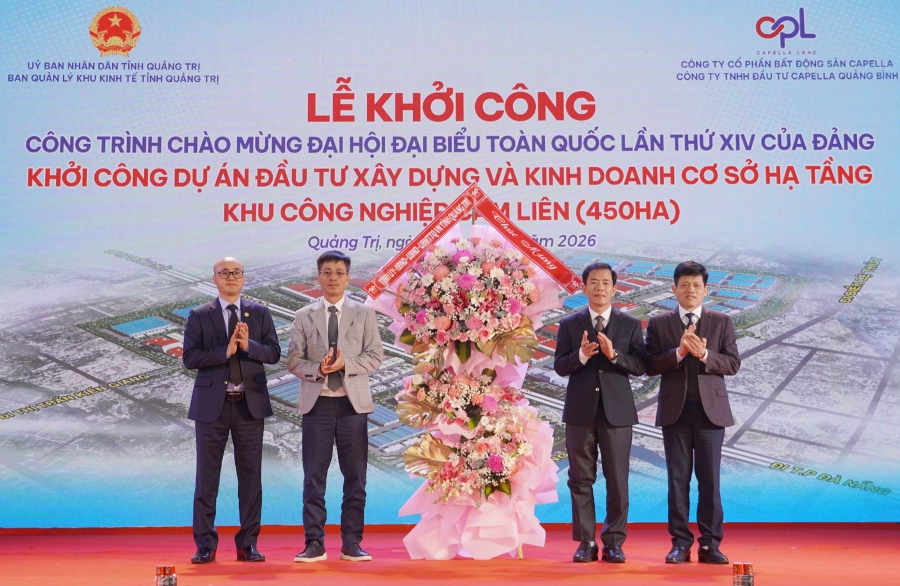 Bí thư Tỉnh ủy Quảng Trị Nguyễn Văn Phương và Phó Chủ tịch UBND tỉnh Quảng Trị Lê Văn Bảo tặng hoa chúc mừng nhà đầu tư