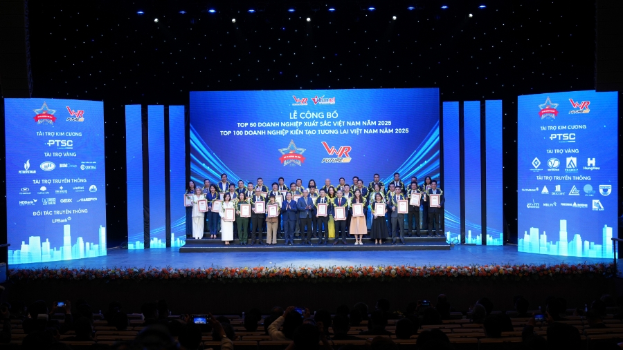 Hợp Lực cùng các đại diện doanh nghiệp khác tham gia nhận giải tại VNR 500 năm 2025.