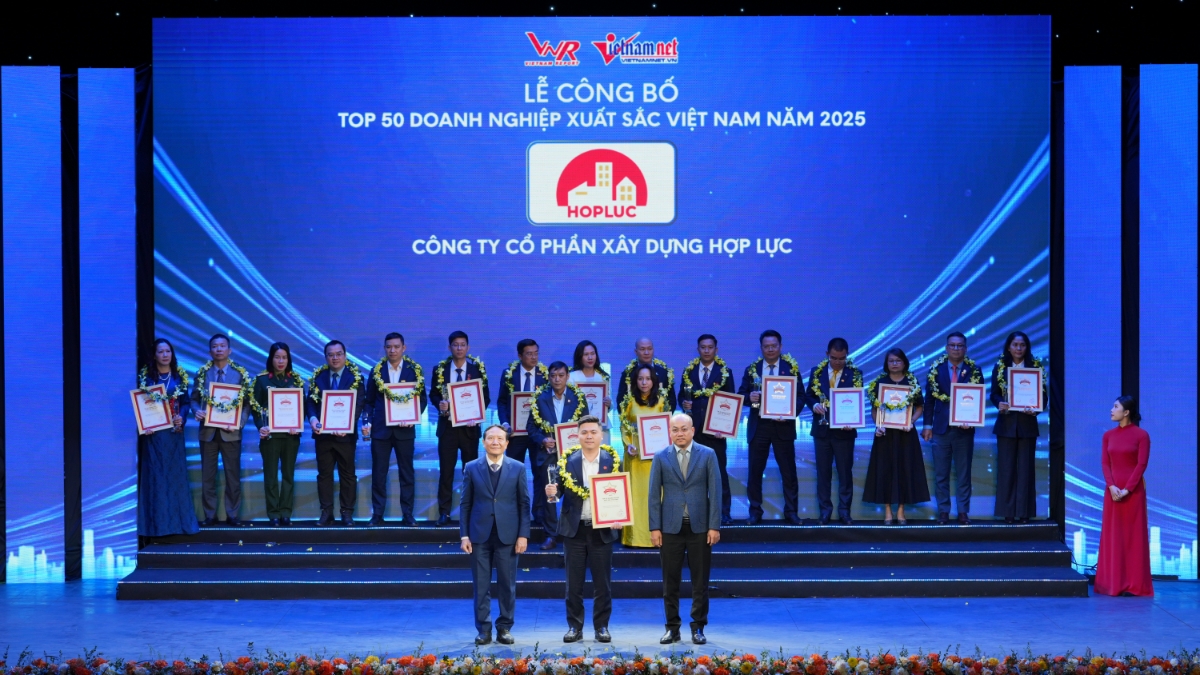 Đại diện Xây dựng Hợp Lực, ông Nguyễn Việt Cường vinh dự nhận giải thưởng Top 50 doanh nghiệp xuất sắc Việt Nam 2025.