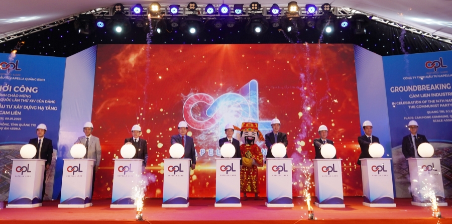 Các đại biểu thực hiện nghi thức khởi công