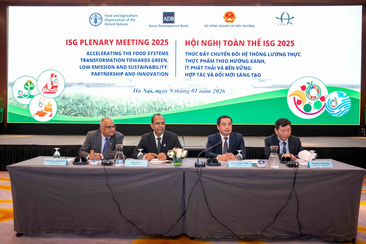 Đại diện ADB, FAO, Bộ trưởng Bộ Nông nghiệp và Môi trường, Vụ trưởng Vụ Hợp tác quốc tế (Bộ Nông nghiệp và Môi trường) tại Hội nghị ISG 2025. Ảnh: FAO