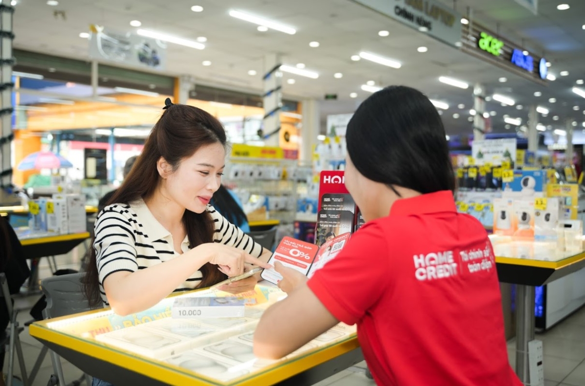 Nhân viên Home Credit tư vấn cho khách hàng về các gói vay. Ảnh: Home Credit.