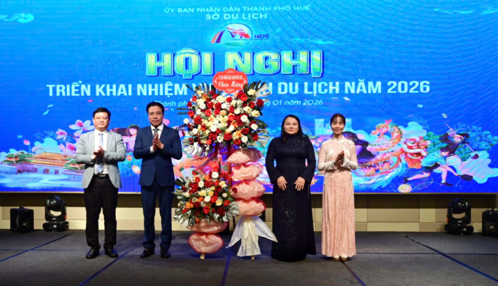 Lãnh đạo thành phố tặng hoa chúc mừng tại hội nghị