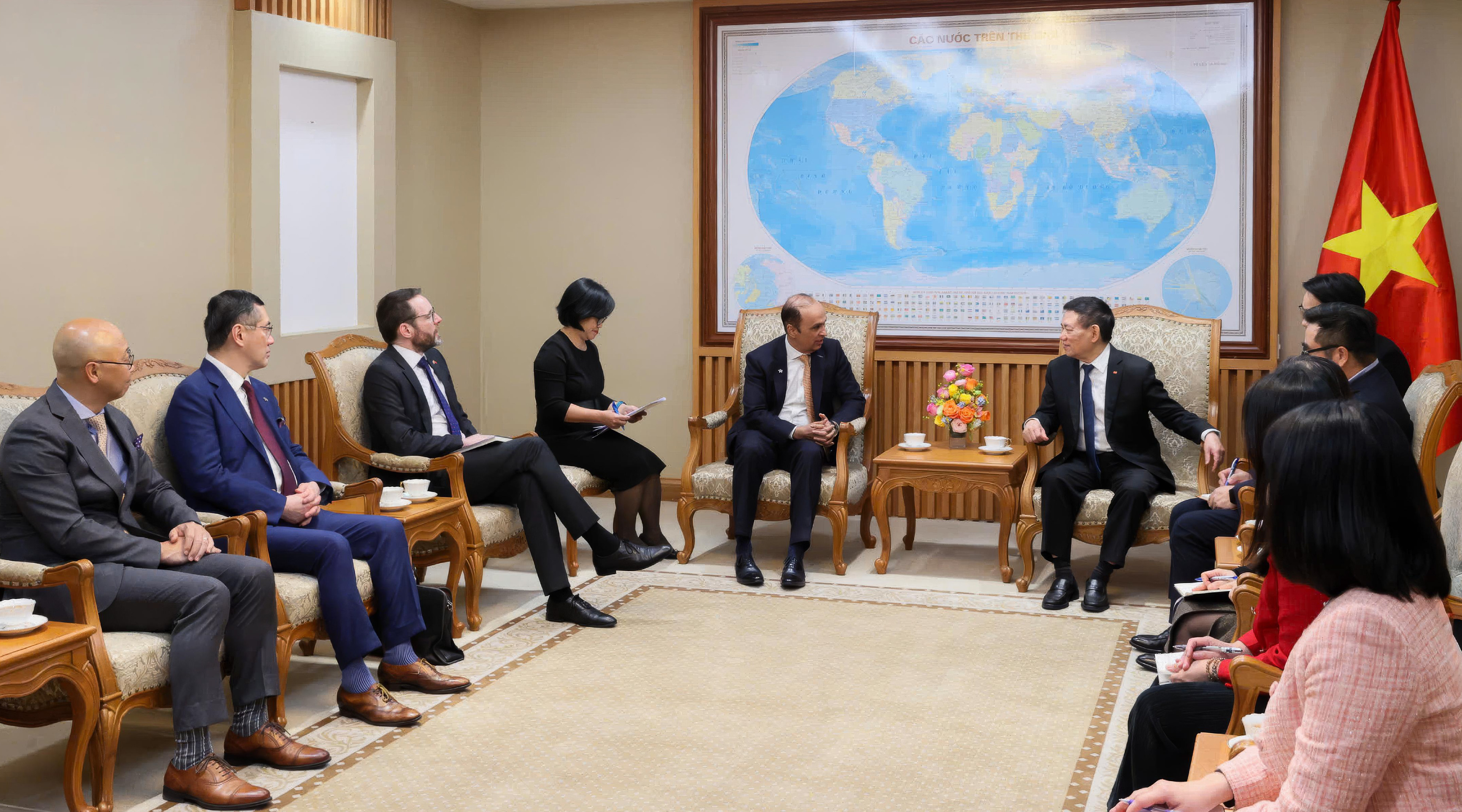 The Deputy Prime Minister expressed his expectation that Prudential will continue to expand its business operations in Vietnam, as well as cooperate with, support, and accompany the Government of Vietnam in the time ahead.