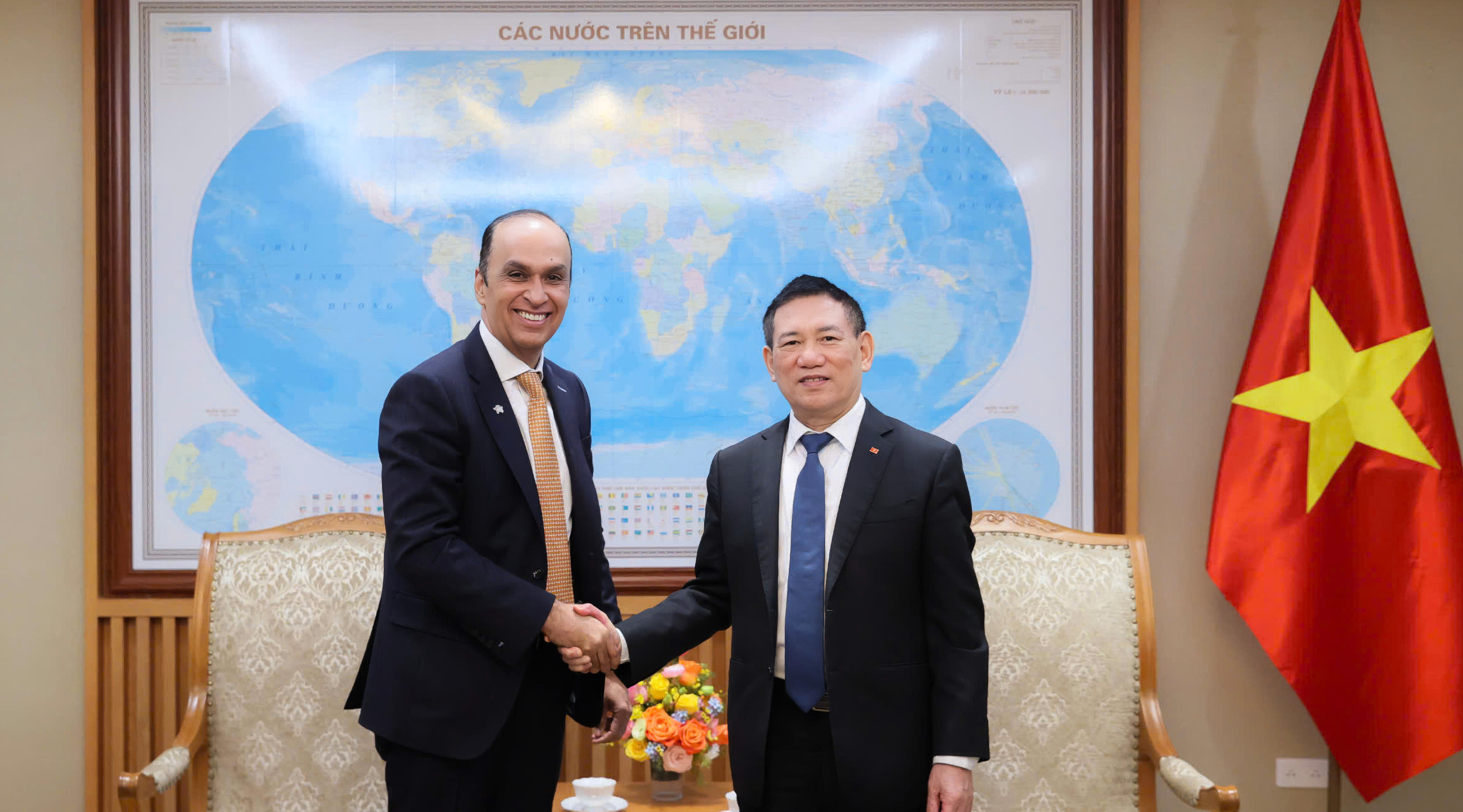 Deputy Prime Minister Ho Duc Phoc met with Mr. Anil Wadhwani, Chief Executive Officer of Prudential plc