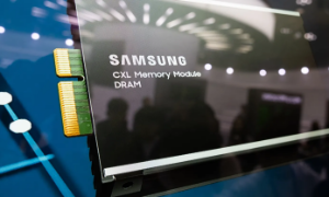 Một mô-đun bộ nhớ CXL của Samsung Electronics được hiển thị trên màn hình tại Triển lãm Bán dẫn (SEDEX) tổ chức tại Seoul, Hàn Quốc, vào ngày 23/10/2024.