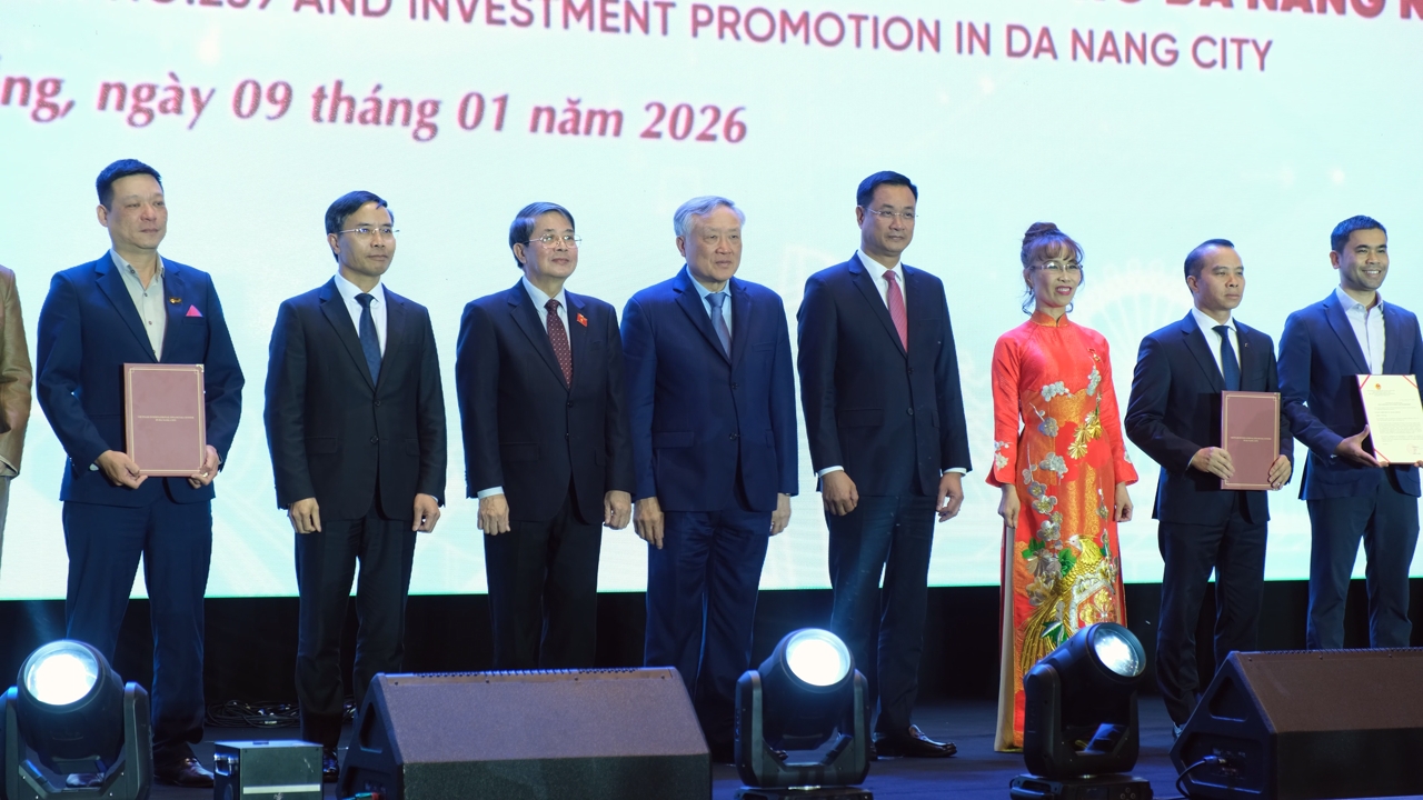 Trao&nbsp;Giấy chứng nhận thành viên Trung tâm tài chính quốc tế Việt Nam tại thành phố Đà Nẵng. - Ảnh: Quang Hiếu