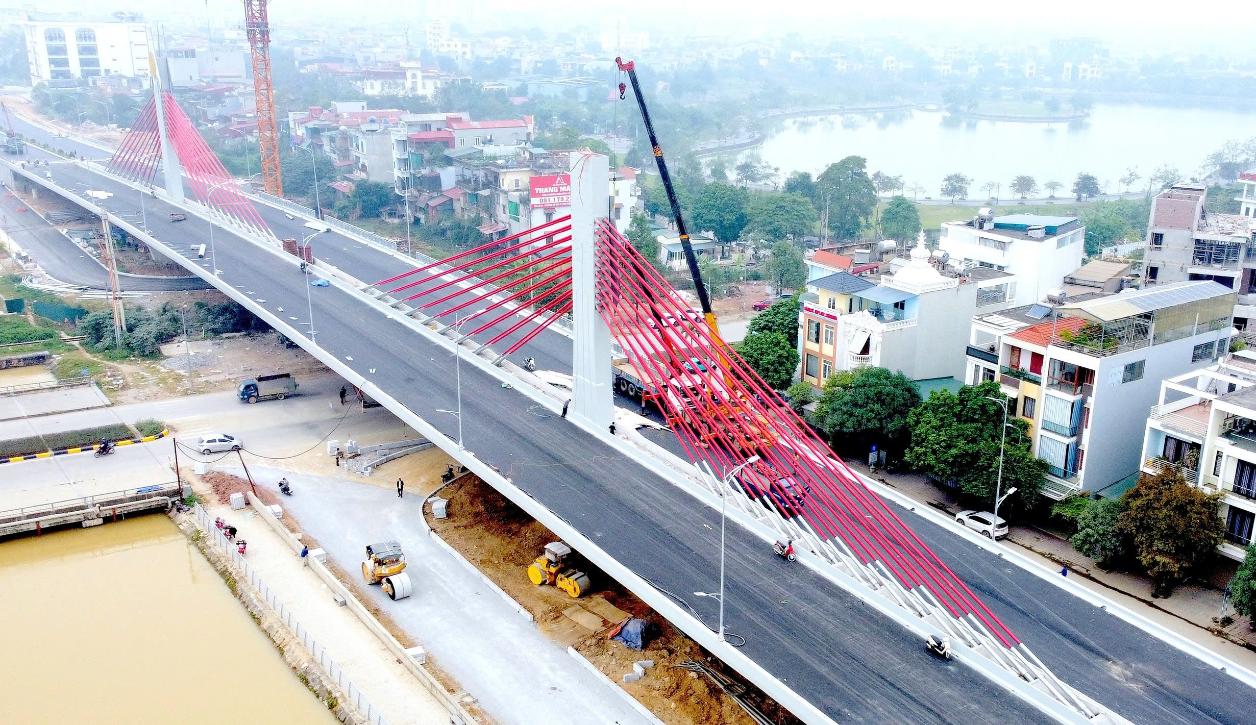 Toàn cảnh Cầu vượt đường sắt Bắc - Nam và đường hai đầu cầu thuộc tuyến Đại lộ Đông Tây, phường Hạc Thành, Thanh Hoá
