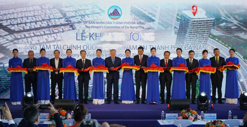 Phó Thủ tướng Chính phủ Nguyễn Hòa Bình và lãnh đạo Trung ương, Thành phố Đà Nẵng thực hiện nghi thức Khai trương Trung tâm Tài chính quốc tế tại Đà Nẵng.