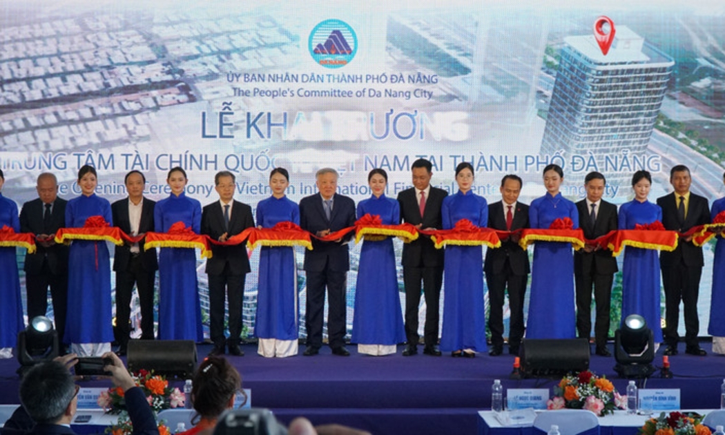 Phó Thủ tướng Chính phủ Nguyễn Hòa Bình và lãnh đạo Trung ương, Thành phố Đà Nẵng thực hiện nghi thức Khai trương Trung tâm Tài chính quốc tế tại Đà Nẵng.