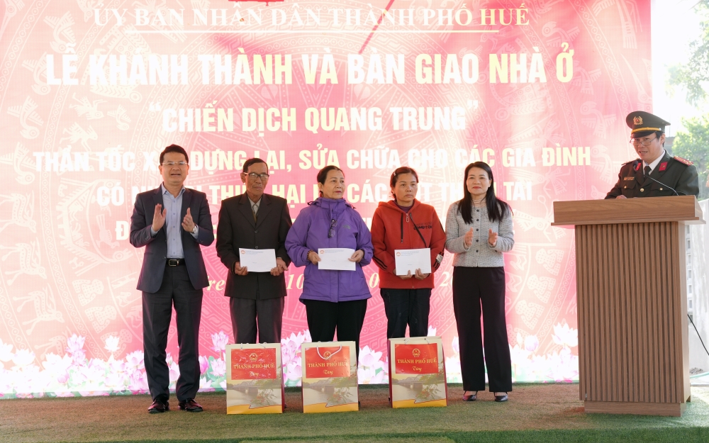 Phó Chủ tịch UBND thành phố Hoàng Hải Minh tặng quà cho 3 hộ gia đình được bàn giao nhà tại xã Khe Tre