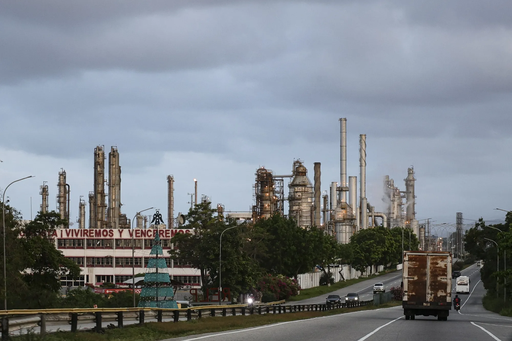 Ngành công nghiệp dầu khí của Venezuela đang trong tình trạng xuống cấp nghiêm trọng - Ảnh: Bloomberg.