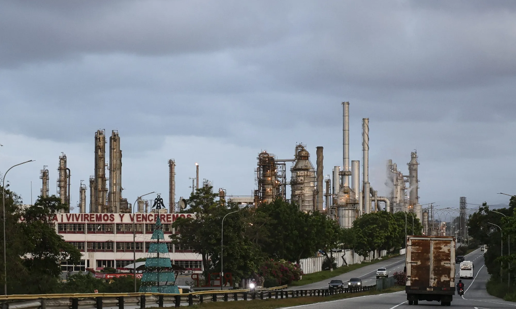 Ngành công nghiệp dầu khí của Venezuela đang trong tình trạng xuống cấp nghiêm trọng - Ảnh: Bloomberg.
