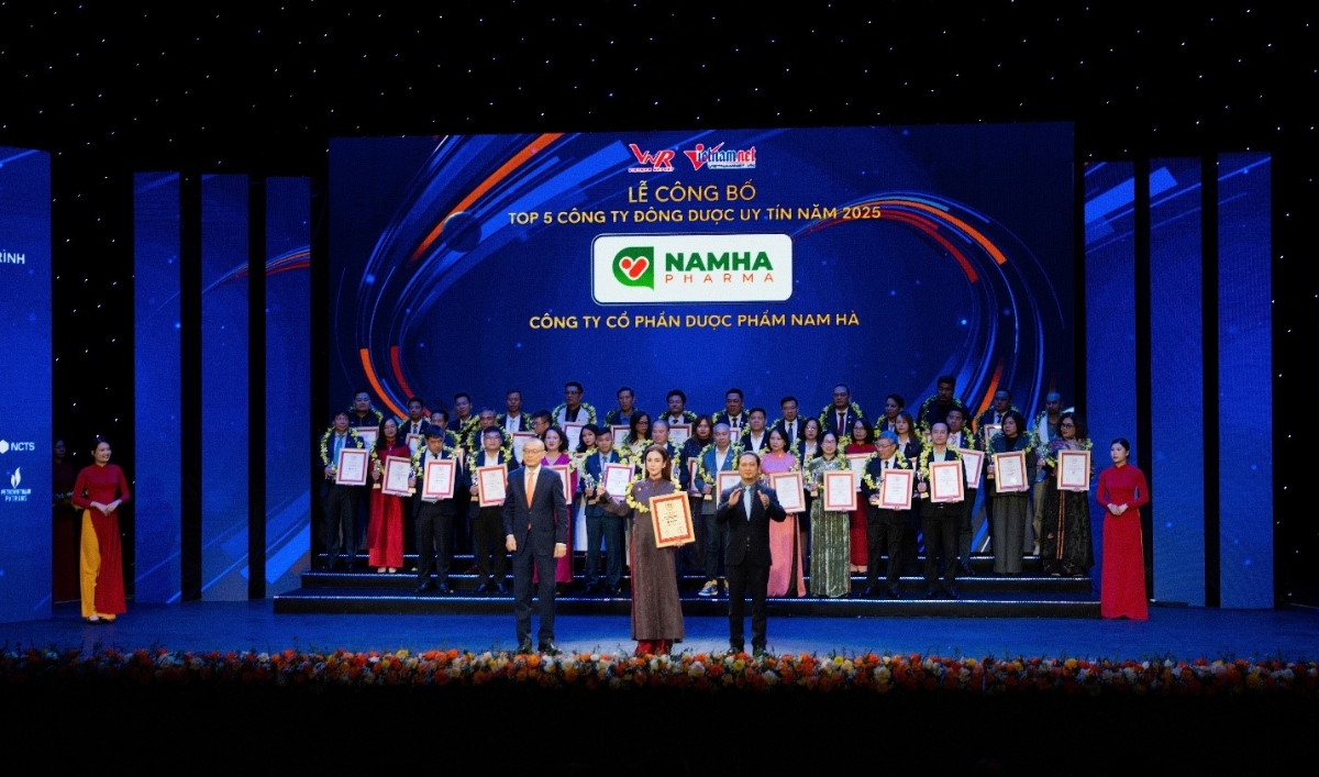 Chủ tịch Hội đồng Quản trị Dược Nam Hà đón nhận giải thưởng Top 5 Công ty Đông dược uy tín 2025.