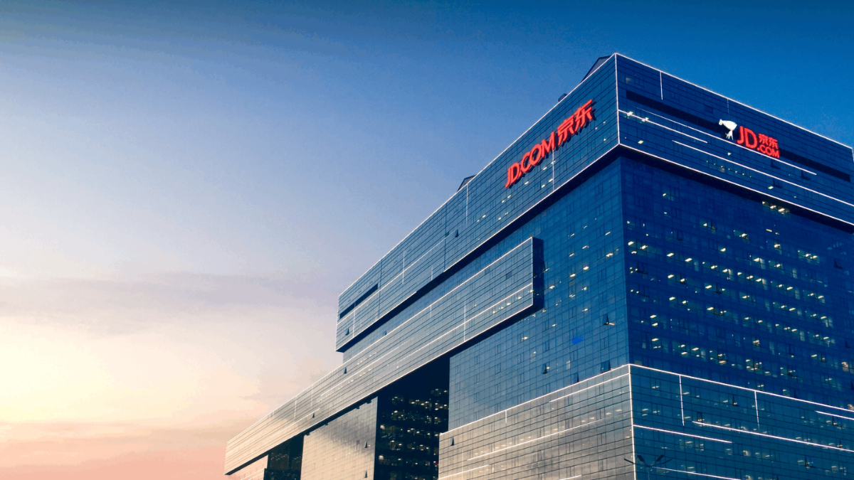 Ở các bộ phận  được JD.com áp dụng cơ chế lương 19 tháng, nhân viên nếu được xếp hạng hiệu suất A+ có thể được thưởng khoảng 10 tháng lương, nâng tổng thu nhập cả năm lên 22 tháng lương. Nhân viên đạt hiệu suất A và B+ lần lượt nhận 21 tháng và 19 tháng lương.