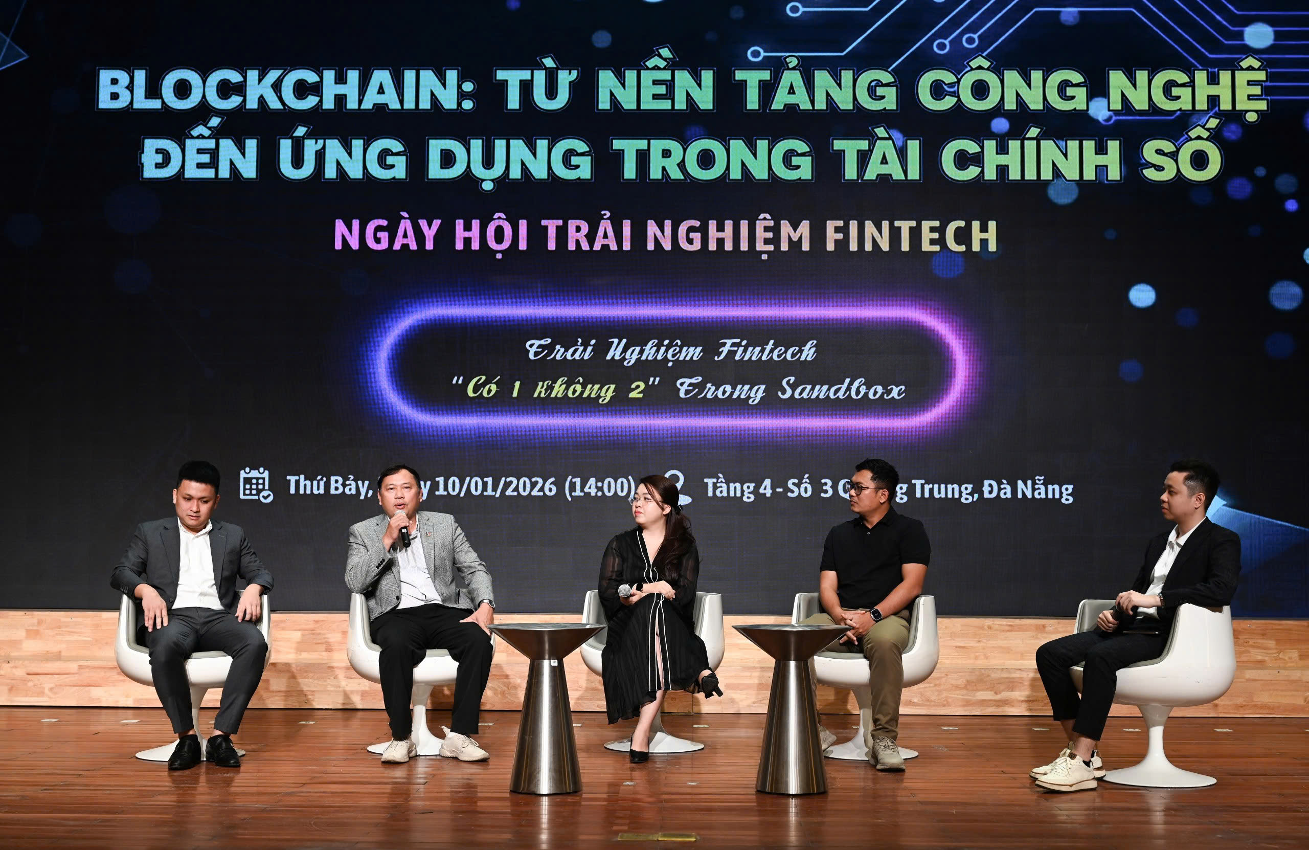 Các chuyên gia chia sẻ tại hội thảo “Blockchain: Từ nền tảng công nghệ đến ứng dụng trong tài chính số” 