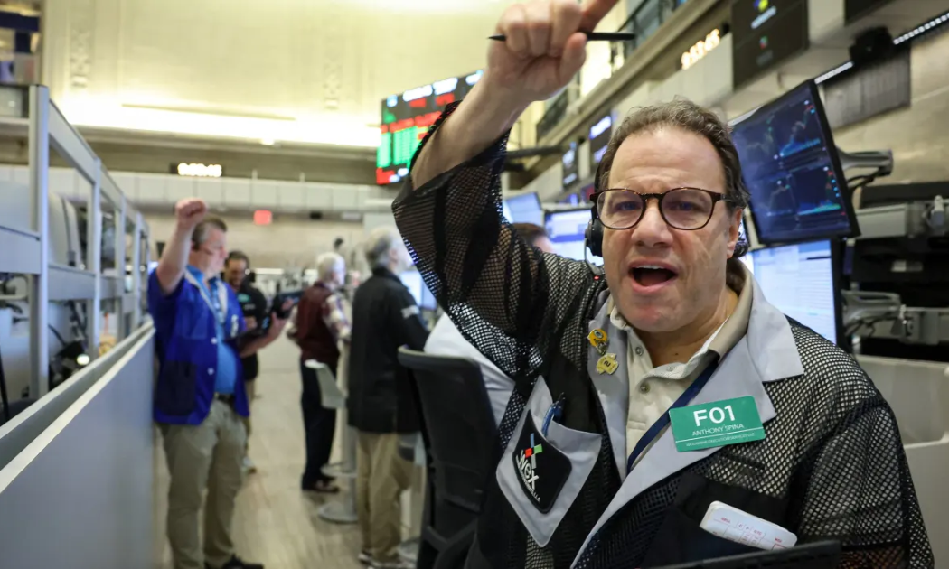 Chứng khoán Mỹ lập kỷ lục mới, giá dầu tăng mạnh