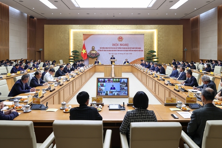 Thủ tướng Chính phủ Phạm Minh Chính chủ trì Hội nghị trực tuyến với các Đại sứ, Trưởng Cơ quan đại diện Việt Nam ở nước ngoài về tổng kết công tác ngoại giao kinh tế năm 2025 và triển khai nhiệm vụ năm 2026 - Ảnh: VGP