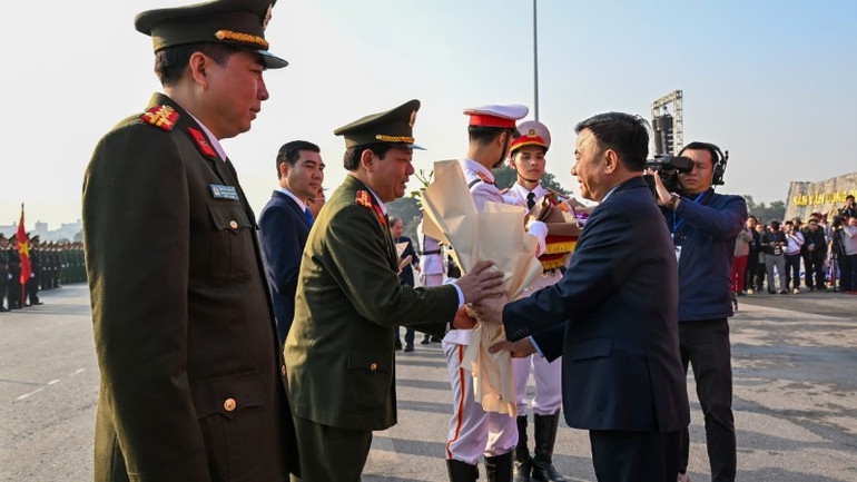 Thường trực Ban Bí thư Trần Cẩm Tú tặng hoa động viên lực lượng Công an nhân dân.