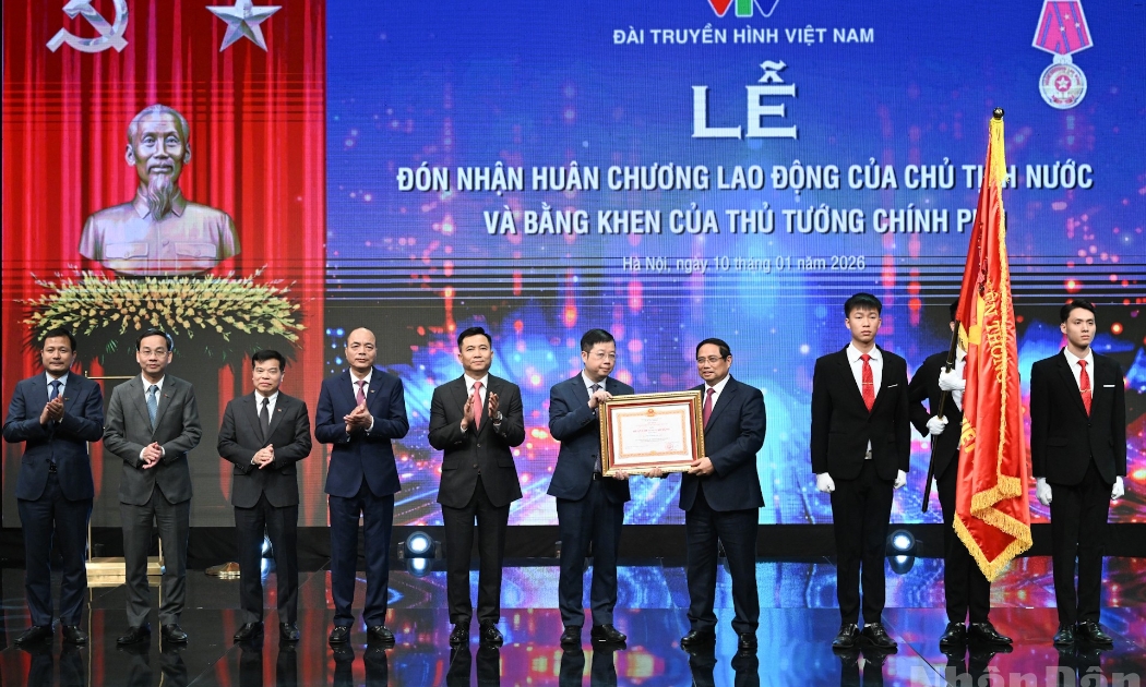 Thủ tướng Phạm Minh Chính trao Huân chương Lao động hạng Nhất cho VTV. Ảnh: Nhân Dân