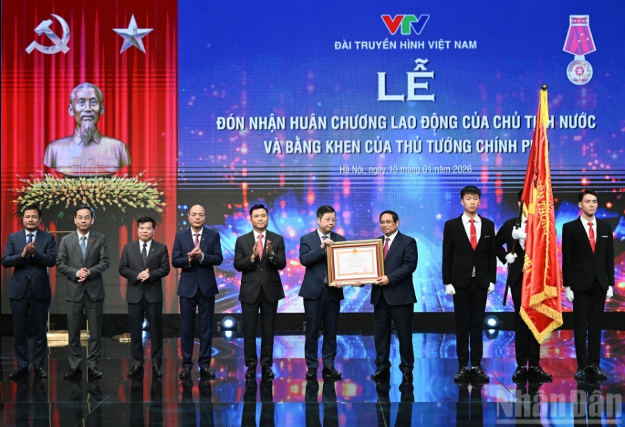 Thủ tướng Phạm Minh Chính trao Huân chương Lao động hạng Nhất cho VTV. Ảnh: Nhân Dân