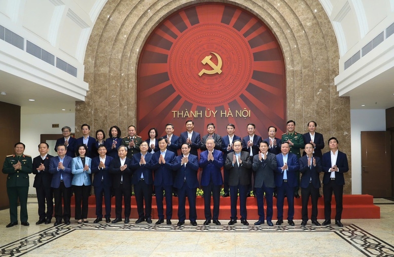 Tổng Bí thư Tô Lâm, Thủ tướng Chính phủ Phạm Minh Chính, Chủ tịch Quốc hội Trần Thanh Mẫn cùng các đại biểu Trung ương, TP. Hà Nội chụp ảnh lưu niệm - Ảnh: VGP