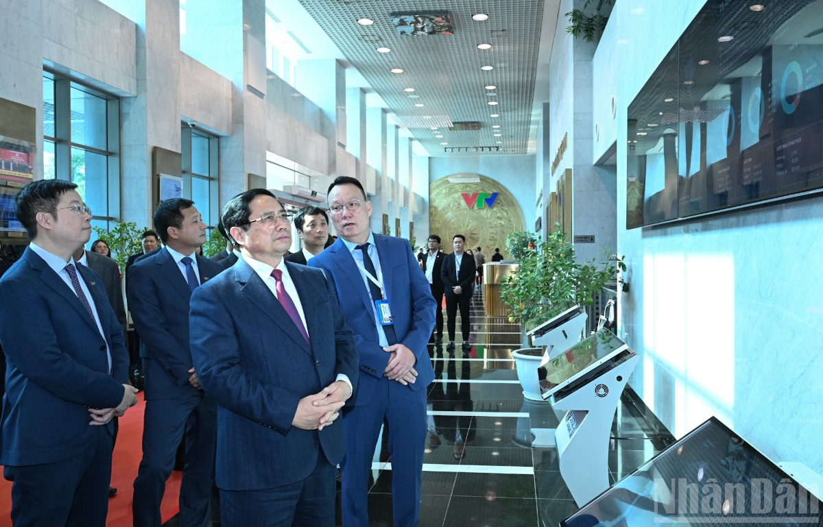 Thủ tướng Phạm Minh Chính tham quan trải nghiệm hệ thống các chỉ số đo lường khán giả VTV - VTV Ratings. Ảnh: Nhân Dân