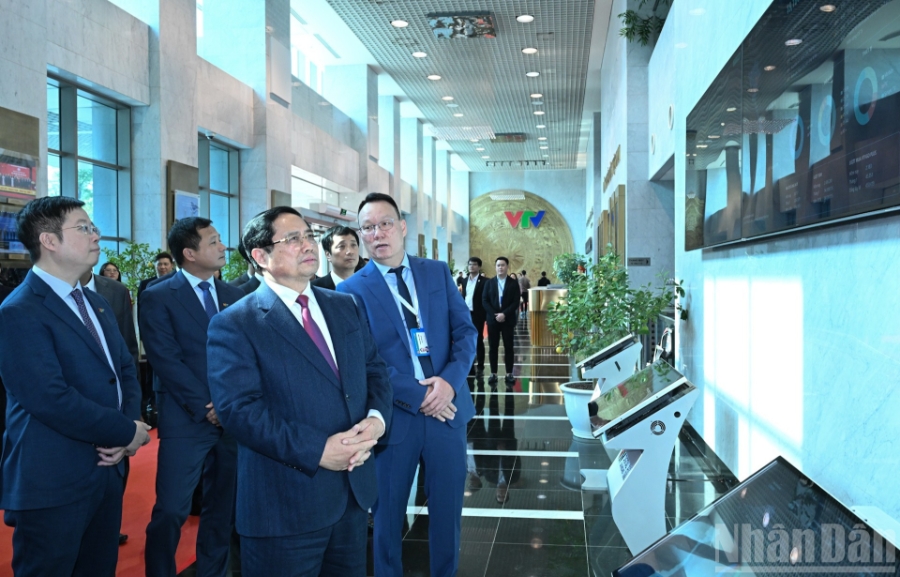 Thủ tướng Phạm Minh Chính tham quan trải nghiệm hệ thống các chỉ số đo lường khán giả VTV - VTV Ratings. Ảnh: Nhân Dân