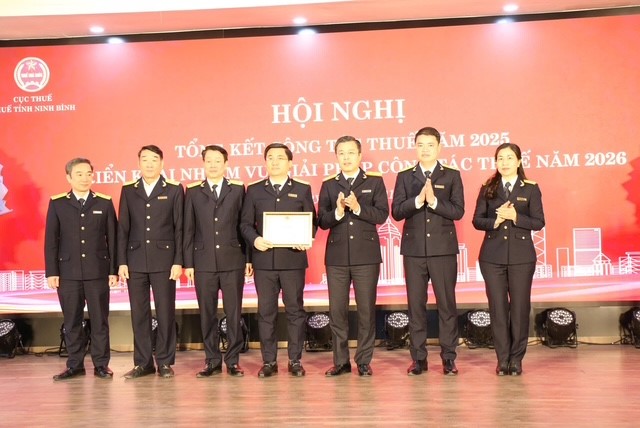 Phó Cục trưởng Lê Long trao Giấy khen cho Lãnh đạo Thuế tỉnh Ninh Bình.