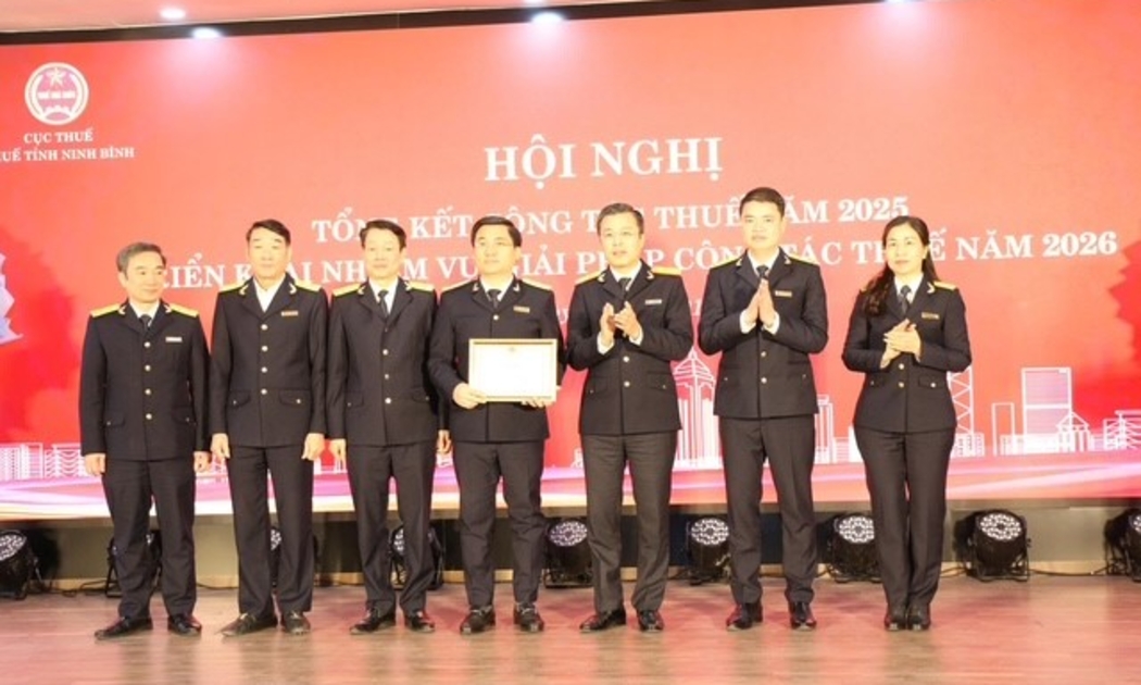 Phó Cục trưởng Lê Long trao Giấy khen cho Lãnh đạo Thuế tỉnh Ninh Bình.