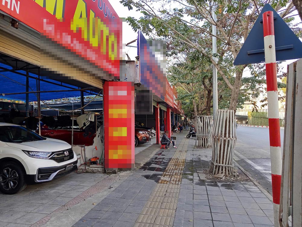 <i>Các showroom xe cũ thưa vắng người ghé thăm. Ảnh: Đức Huy.</i>