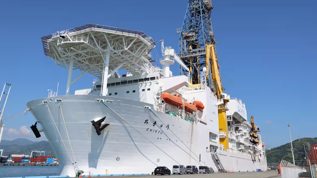 Tàu khoan biển sâu Chikyu neo tại cảng Shimizu, tỉnh Shizuoka, Nhật Bản, ngày 25/9/2024. - Ảnh: Nikkei Asia