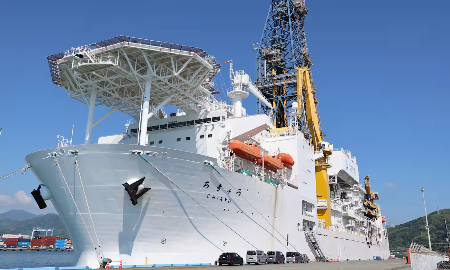Tàu khoan biển sâu Chikyu neo tại cảng Shimizu, tỉnh Shizuoka, Nhật Bản, ngày 25/9/2024. - Ảnh: Nikkei Asia