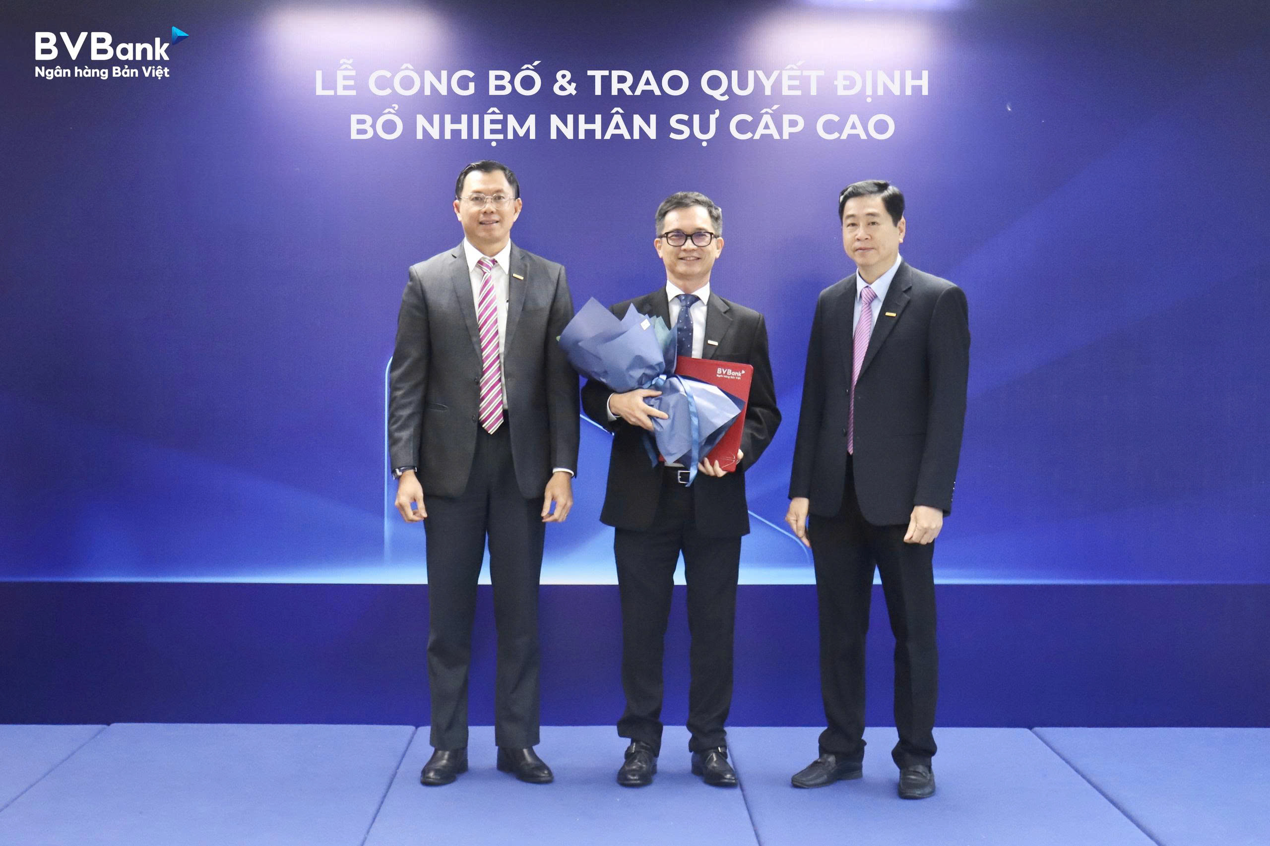 Ông Lê Anh Tài – Chủ Tịch HĐQT (bên phải) và ông Lý Hoài Văn – Thành viên HĐQT kiêm Tổng Giám Đốc (bên trái) trao quyết định bổ nhiệm Phó Tổng Giám Đốc phụ trách Khối tài chính đến ông Nguyễn Hoàng Sơn.