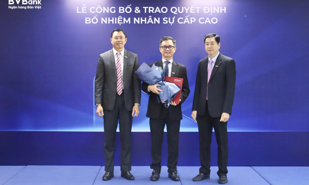 Ông Lê Anh Tài – Chủ Tịch HĐQT (bên phải) và ông Lý Hoài Văn – Thành viên HĐQT kiêm Tổng Giám Đốc (bên trái) trao quyết định bổ nhiệm Phó Tổng Giám Đốc phụ trách Khối tài chính đến ông Nguyễn Hoàng Sơn.