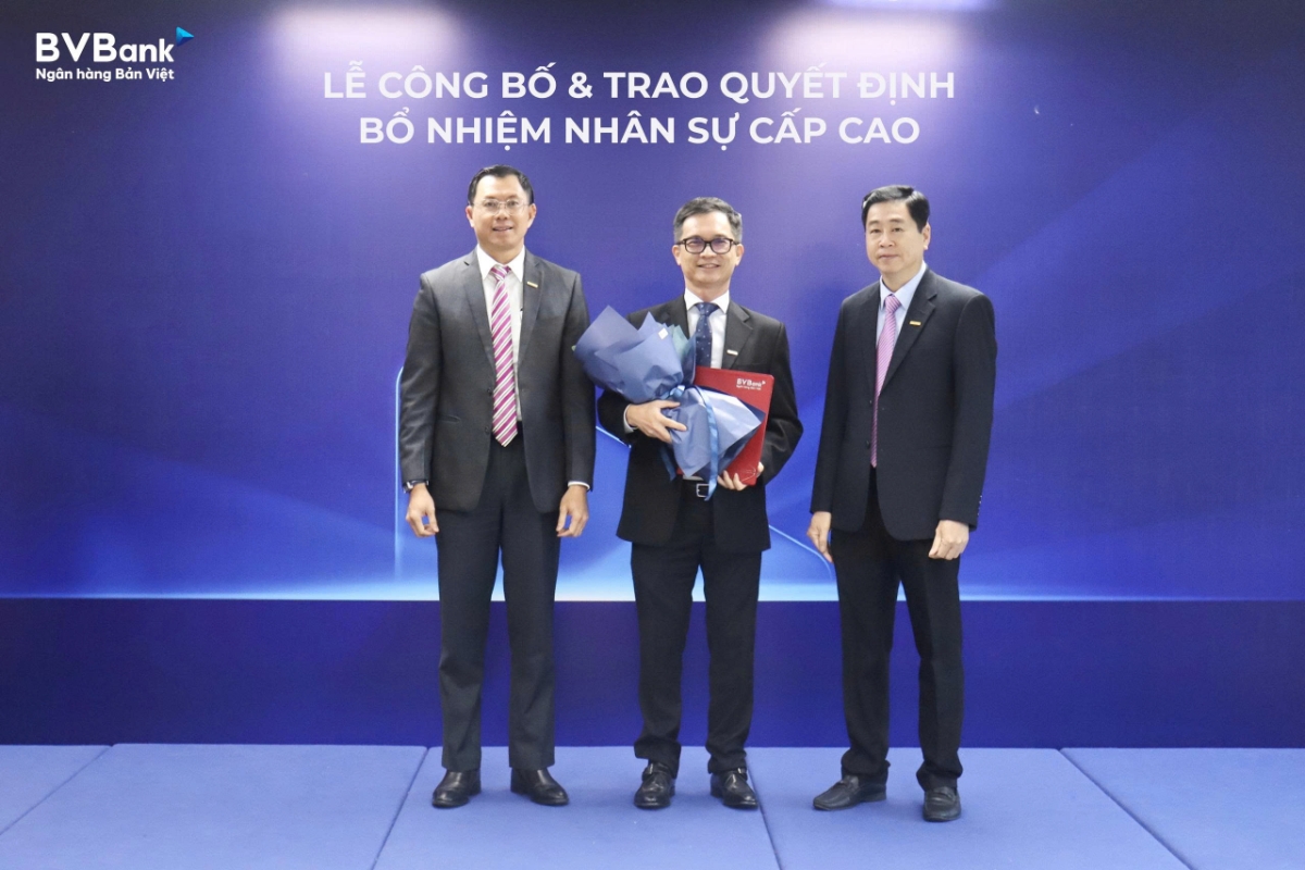 Ông Lê Anh Tài – Chủ Tịch HĐQT (bên phải) và ông Lý Hoài Văn – Thành viên HĐQT kiêm Tổng Giám Đốc (bên trái) trao quyết định bổ nhiệm Phó Tổng Giám Đốc phụ trách Khối tài chính đến ông Nguyễn Hoàng Sơn.