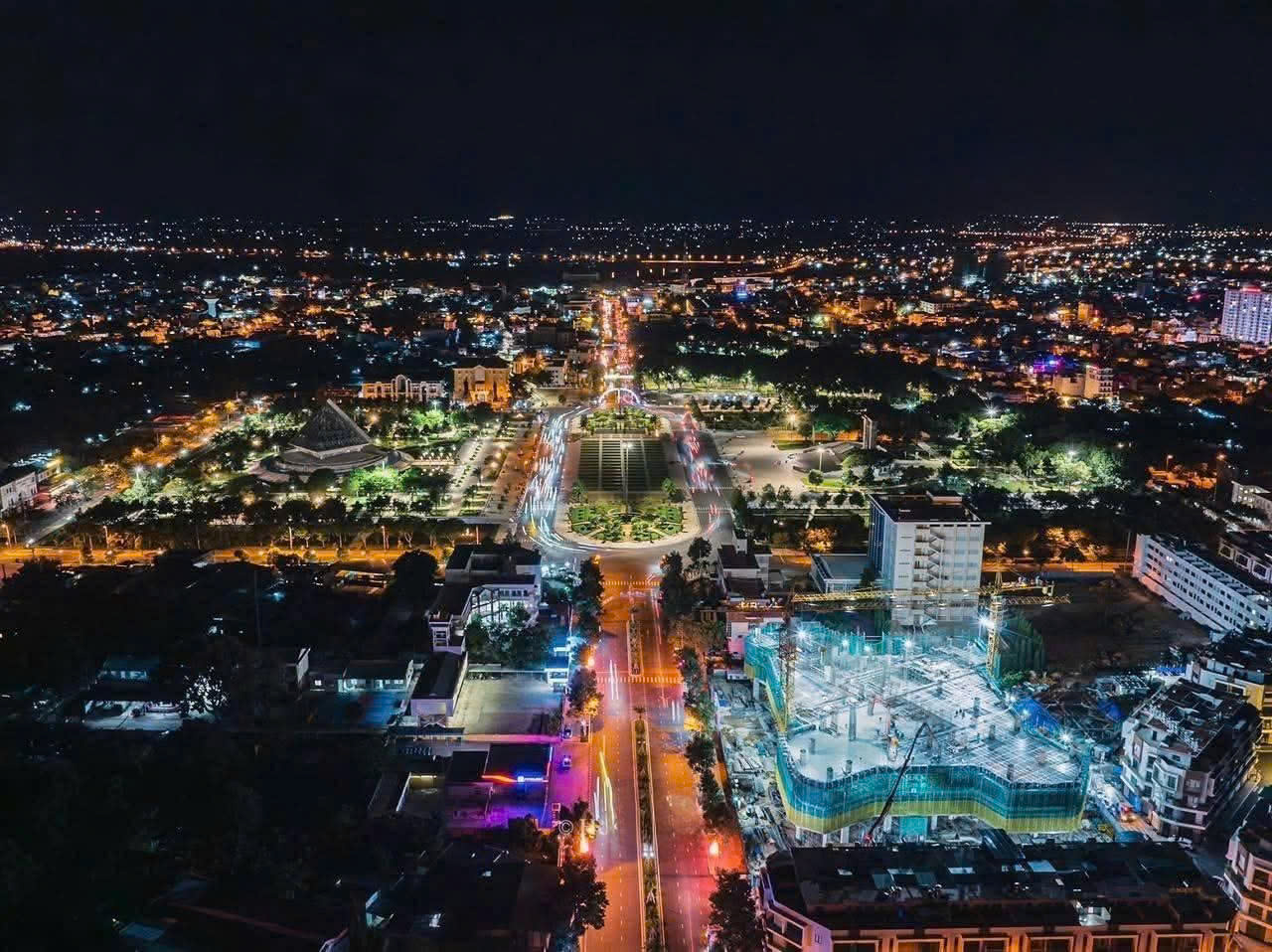 Tòa tháp Hacom Tower dần vươn mình giữa lõi trung tâm Nam Khánh Hòa.