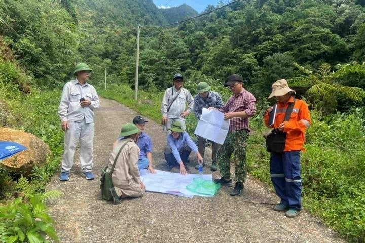 Chuyên gia Cục Địa chất và Khoáng sản Việt Nam đánh giá thực địa, khoanh vùng khu vực có tiềm năng khoáng sản.