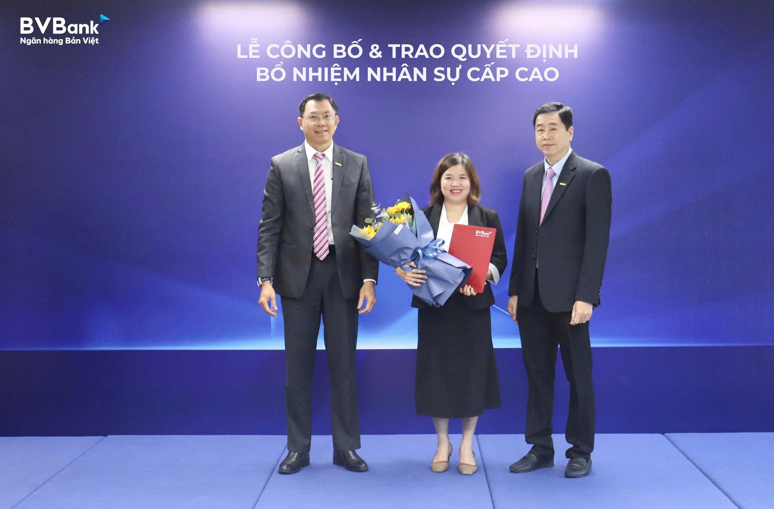 Ông Lê Anh Tài – Chủ
Tịch HĐQT (bên phải) và ông Lý Hoài Văn – Thành viên HĐQT kiêm Tổng Giám Đốc (bên
trái) trao quyết định bổ nhiệm Phó Giám đốc Khối Tài chính kiêm Kế Toán Trưởng
đến bà Trần Thị Kim Thu. 