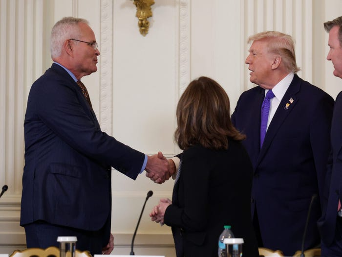Tổng thống Mỹ Donald Trump (phải) và Darren Woods, CEO ExxonMobil - Ảnh: Getty Images