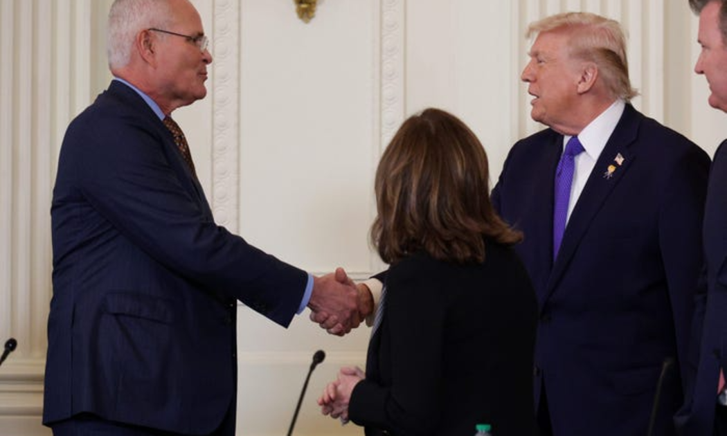 Tổng thống Mỹ Donald Trump (phải) và Darren Woods, CEO ExxonMobil - Ảnh: Getty Images