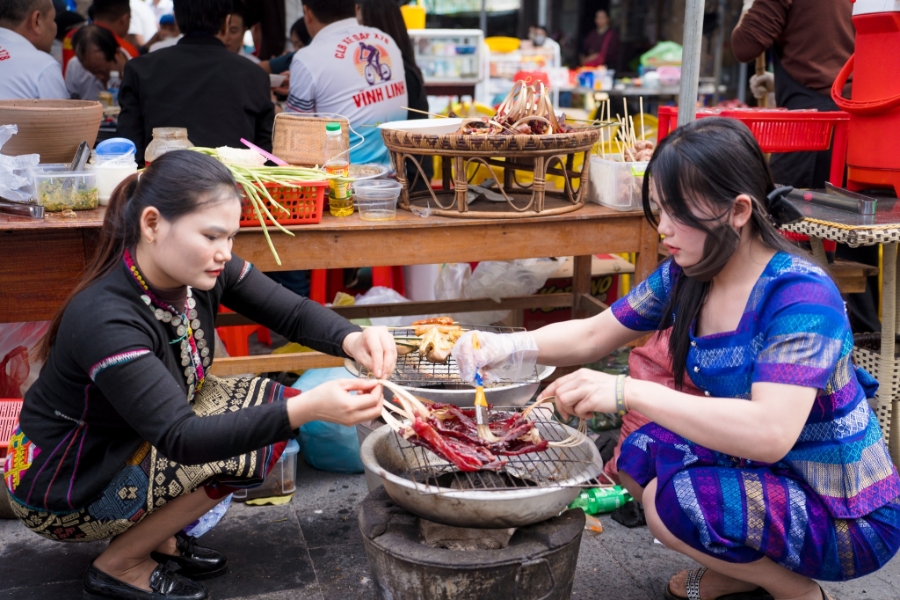 Các món thực phẩm ẩm thực mang đặc trưng Lào và Việt Nam.