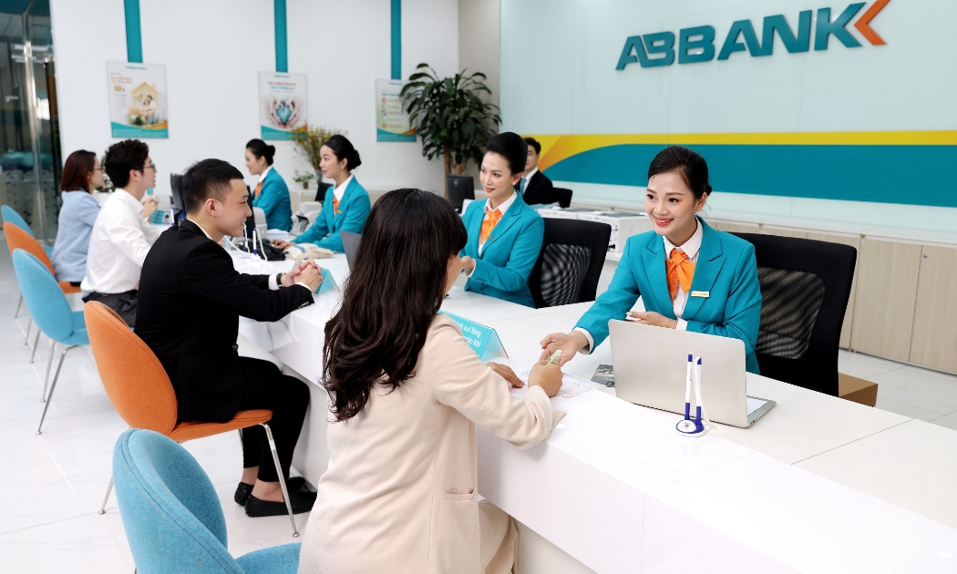 Khách hàng giao dịch tại ABBank.