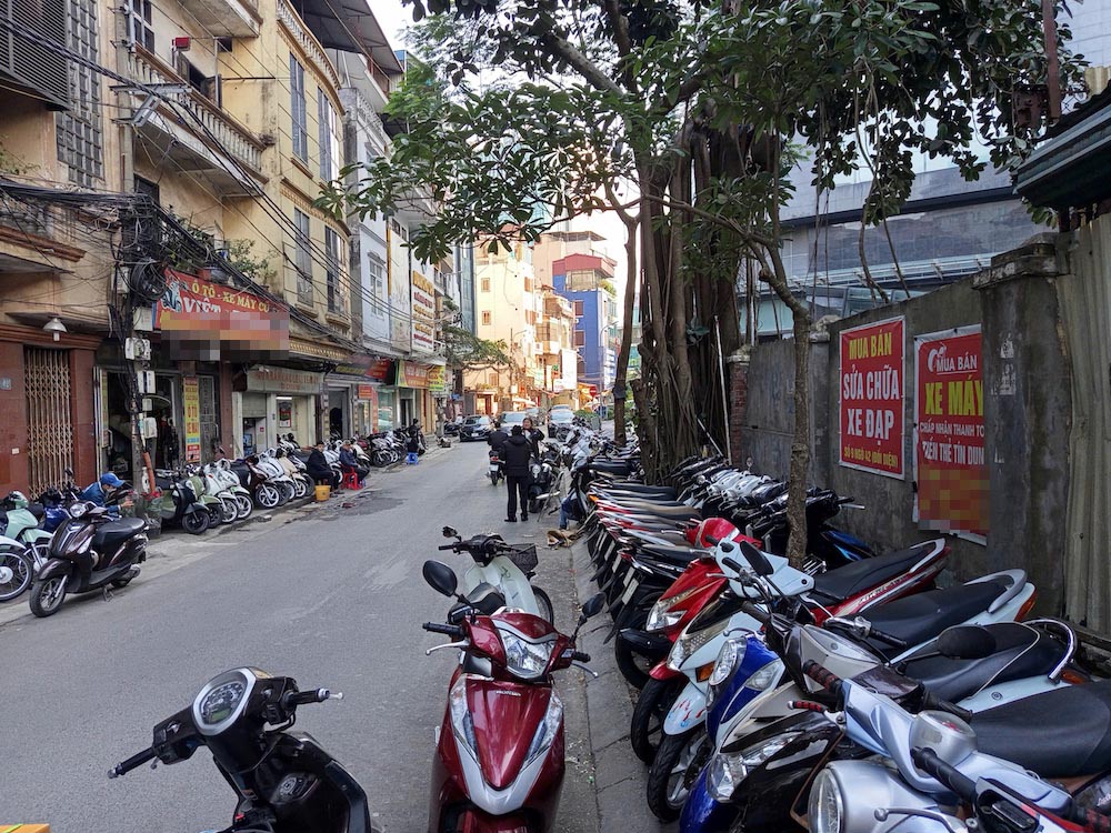 <i>Tình cảnh đìu hiu tại chợ xe máy cũ ở Hà Nội. Ảnh: Đức Huy.</i>