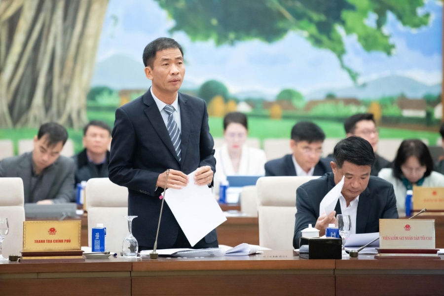 Phó Viện trưởng Viện Kiểm sát nhân dân tối cao Nguyễn Duy Giảng trình bày tờ trình dự thảo nghị quyết. Ảnh: Quốc hội.