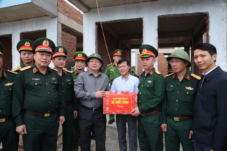 Phó Thủ tướng Hồ Quốc Dũng thị sát "Chiến dịch Quang Trung" tại Gia Lai. Ảnh: Cục Quản lý Đê điều và phòng chống thiên tai cung cấp.